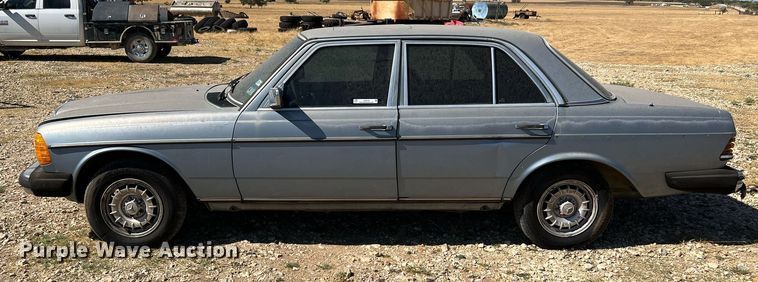 image for item LF9418 1985 Mercedes Benz 300D