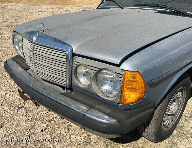 image for item LF9418 1985 Mercedes Benz 300D