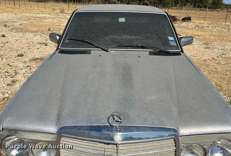 image for item LF9418 1985 Mercedes Benz 300D