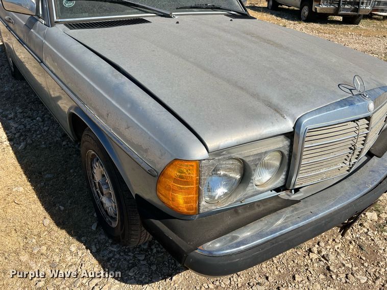 image for item LF9418 1985 Mercedes Benz 300D