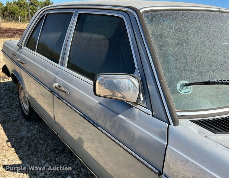 image for item LF9418 1985 Mercedes Benz 300D