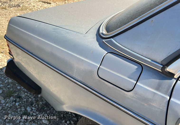 image for item LF9418 1985 Mercedes Benz 300D