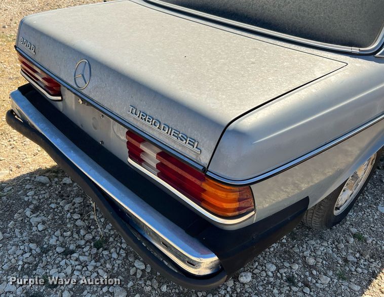 image for item LF9418 1985 Mercedes Benz 300D