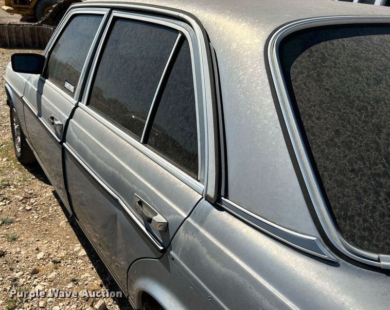 image for item LF9418 1985 Mercedes Benz 300D