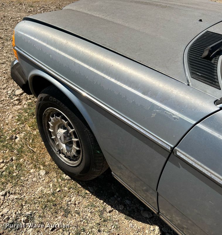 image for item LF9418 1985 Mercedes Benz 300D