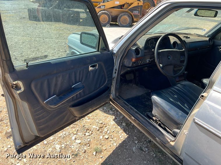 image for item LF9418 1985 Mercedes Benz 300D