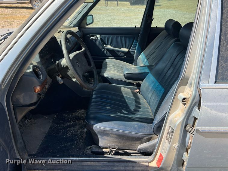 image for item LF9418 1985 Mercedes Benz 300D