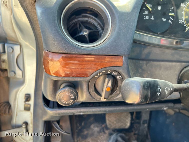 image for item LF9418 1985 Mercedes Benz 300D