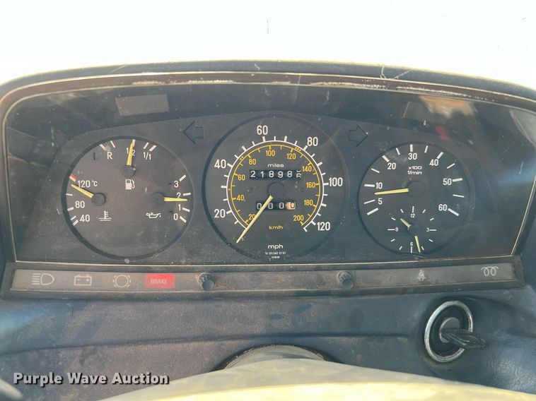 image for item LF9418 1985 Mercedes Benz 300D
