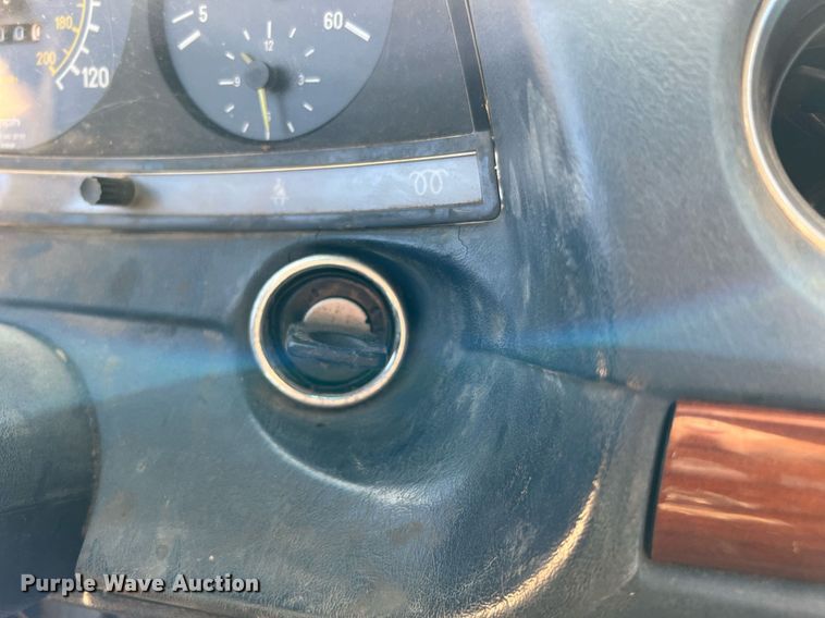 image for item LF9418 1985 Mercedes Benz 300D