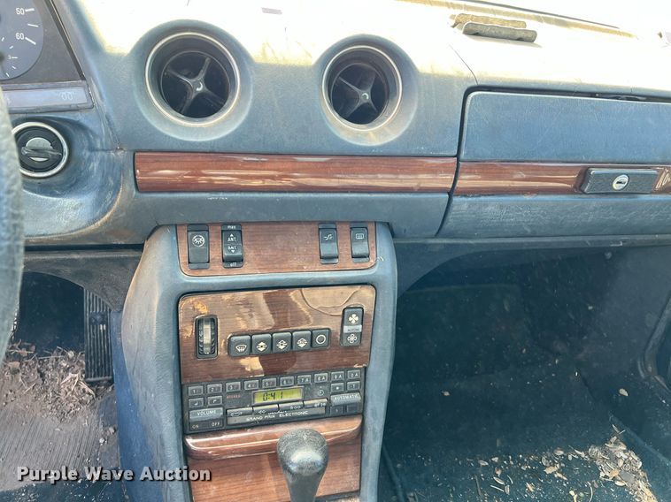 image for item LF9418 1985 Mercedes Benz 300D