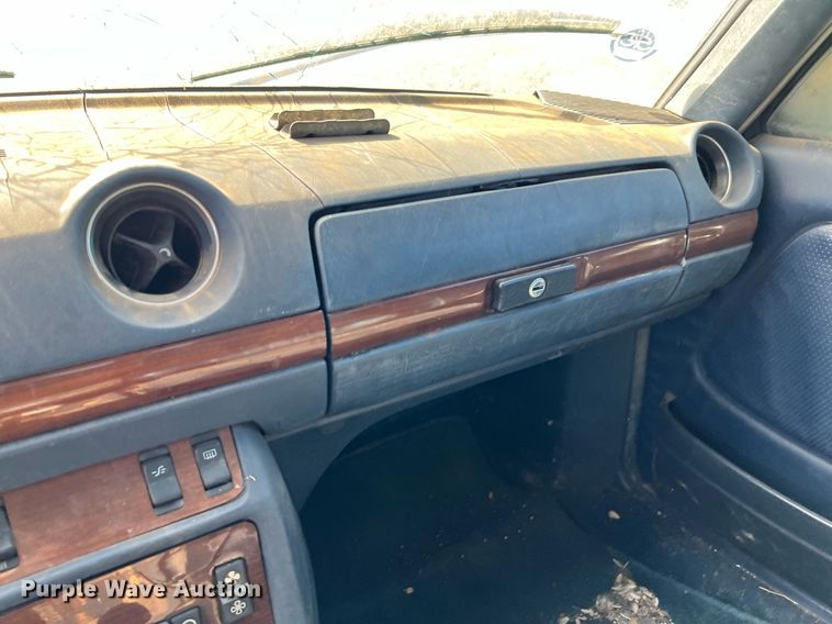 image for item LF9418 1985 Mercedes Benz 300D