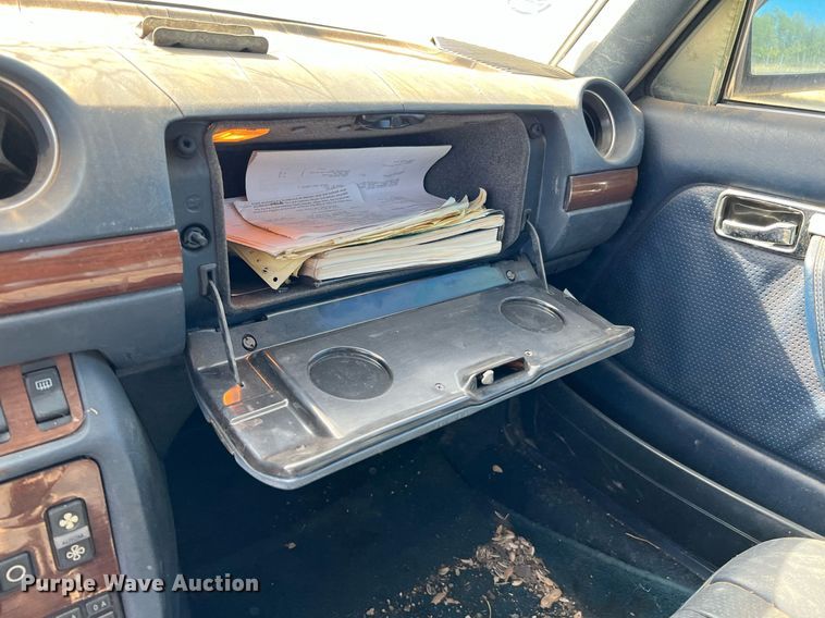 image for item LF9418 1985 Mercedes Benz 300D