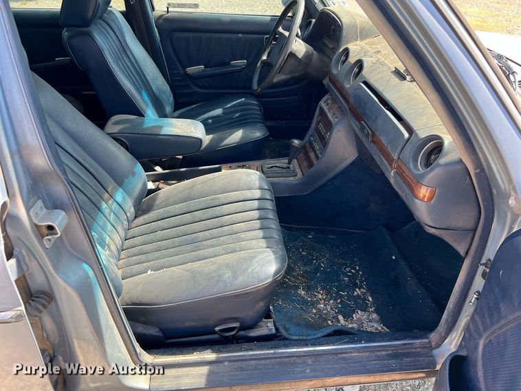 image for item LF9418 1985 Mercedes Benz 300D