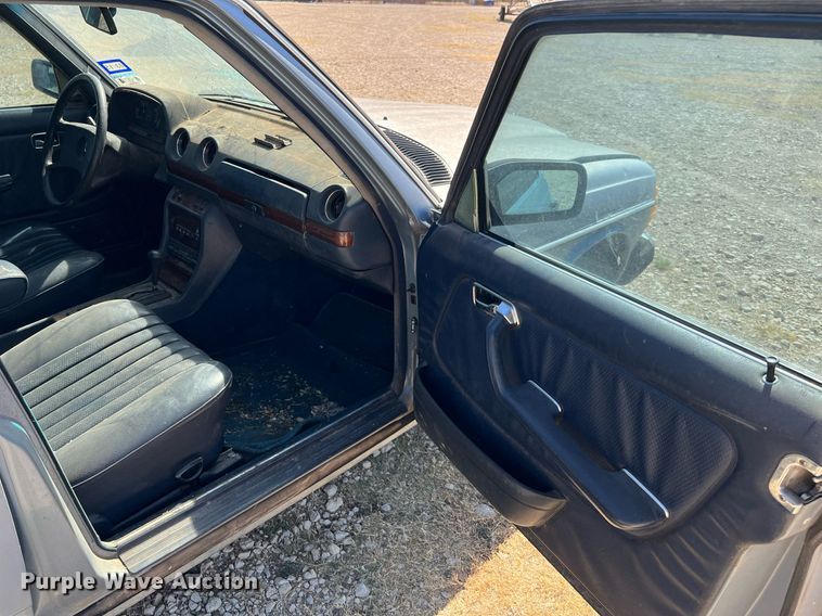 image for item LF9418 1985 Mercedes Benz 300D