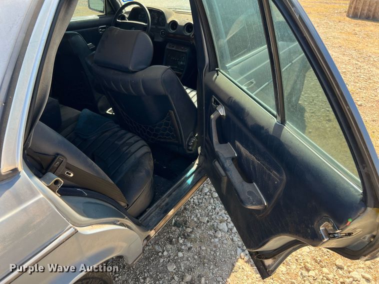 image for item LF9418 1985 Mercedes Benz 300D