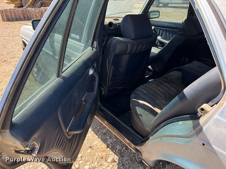 image for item LF9418 1985 Mercedes Benz 300D