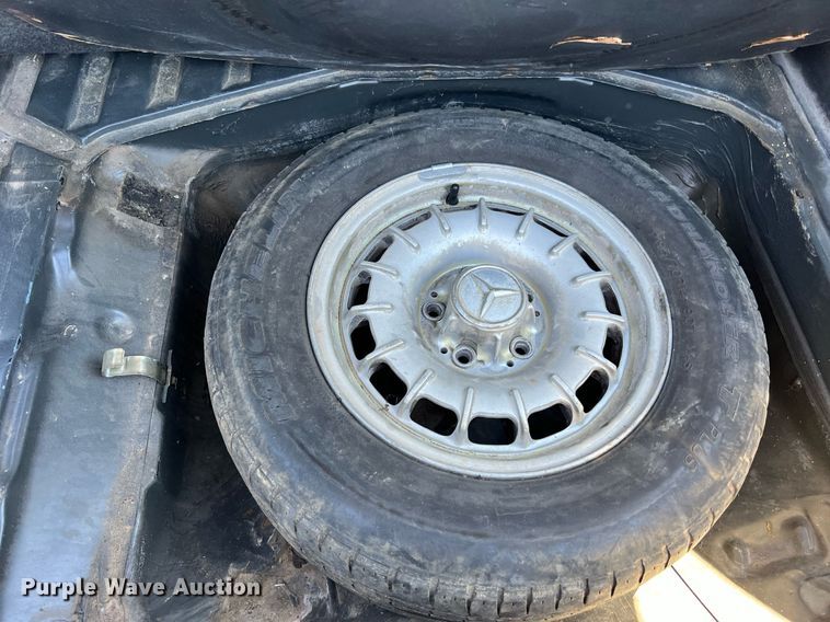 image for item LF9418 1985 Mercedes Benz 300D