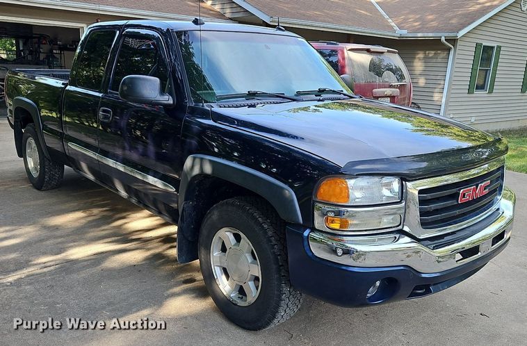 image for item LM9124 2005 GMC Sierra 1500  Ext. Cab pickup truck