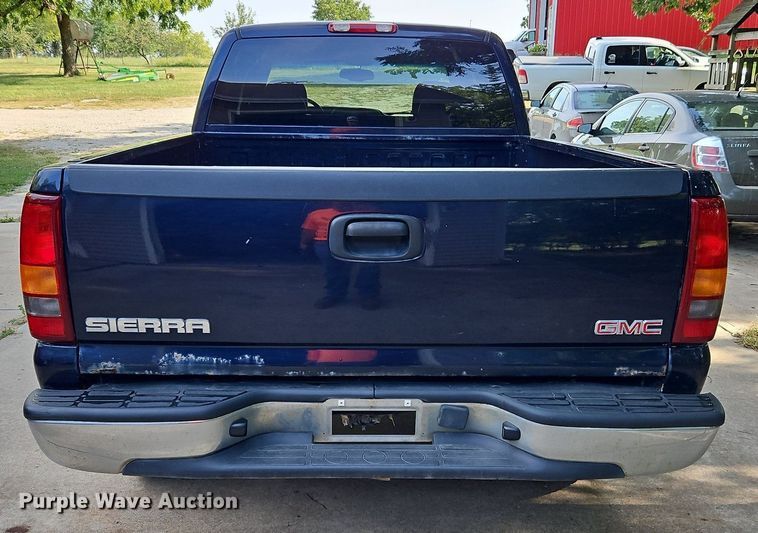 image for item LM9124 2005 GMC Sierra 1500  Ext. Cab pickup truck