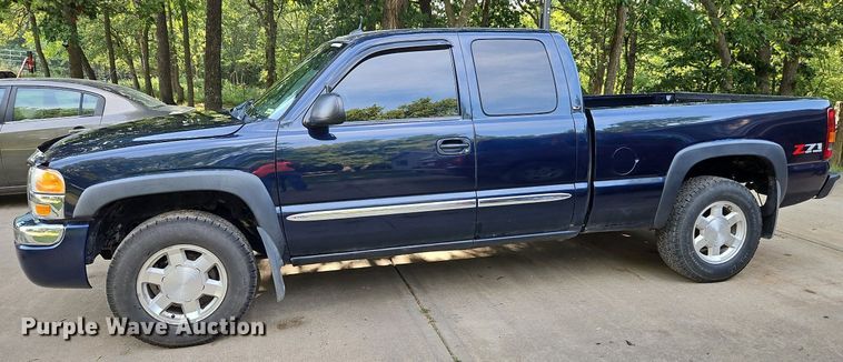 image for item LM9124 2005 GMC Sierra 1500  Ext. Cab pickup truck