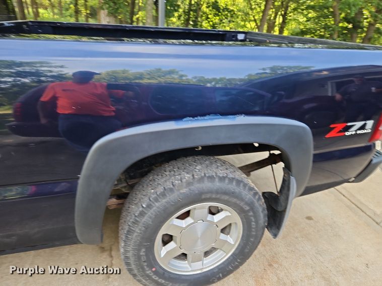 image for item LM9124 2005 GMC Sierra 1500  Ext. Cab pickup truck