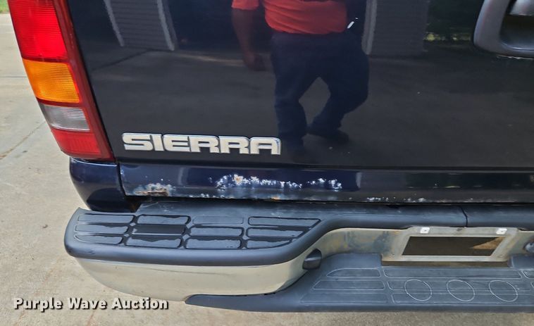 image for item LM9124 2005 GMC Sierra 1500  Ext. Cab pickup truck