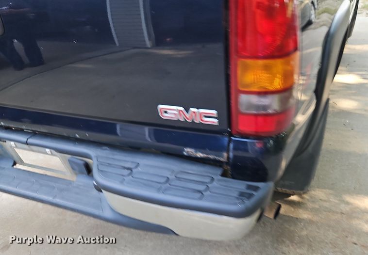 image for item LM9124 2005 GMC Sierra 1500  Ext. Cab pickup truck