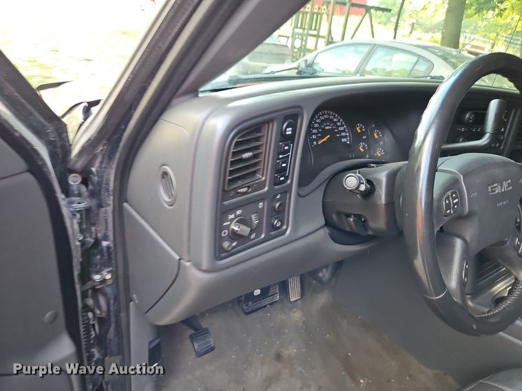 image for item LM9124 2005 GMC Sierra 1500  Ext. Cab pickup truck