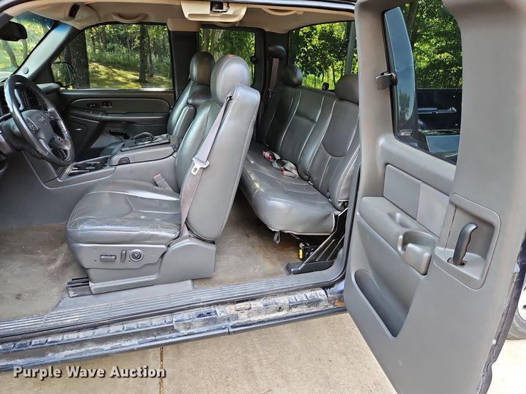 image for item LM9124 2005 GMC Sierra 1500  Ext. Cab pickup truck