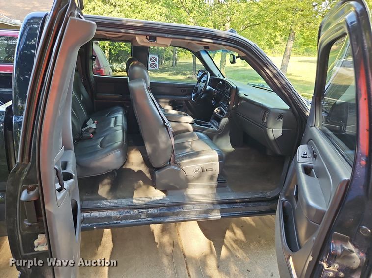 image for item LM9124 2005 GMC Sierra 1500  Ext. Cab pickup truck