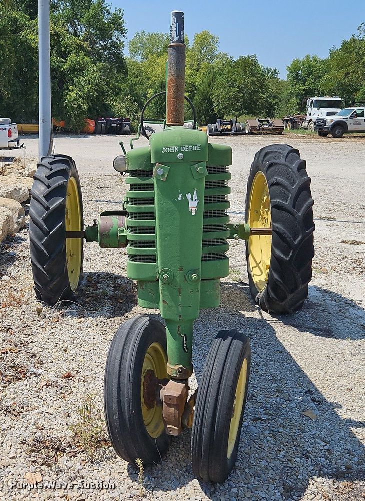 image for item LM9129 1950 John Deere B  tractor