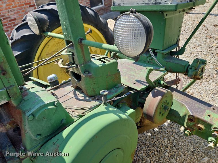 image for item LM9129 1950 John Deere B  tractor