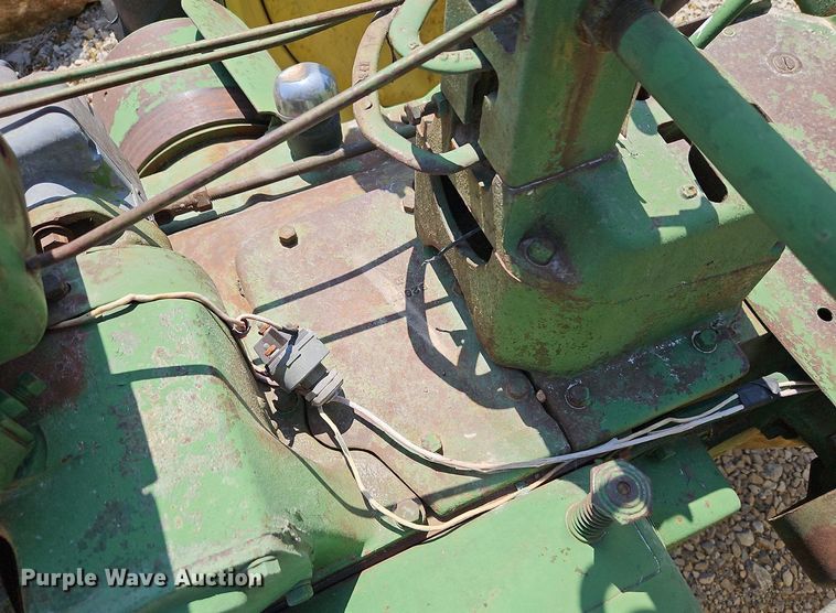 image for item LM9129 1950 John Deere B  tractor