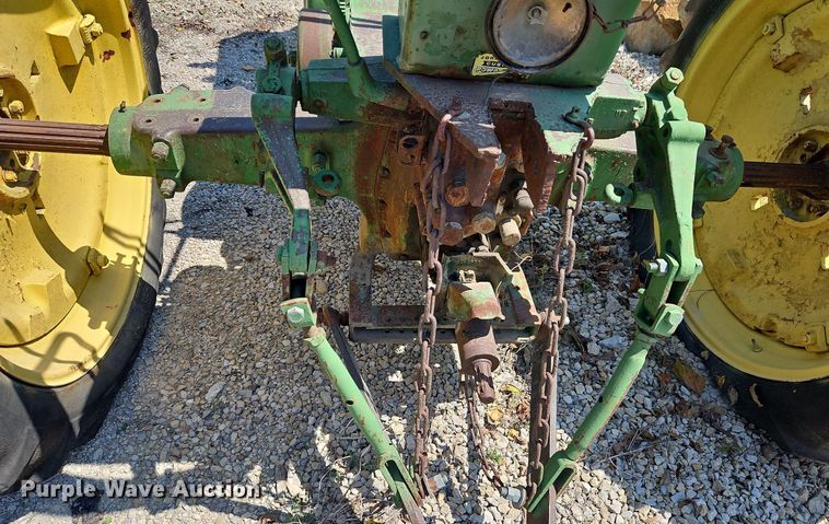 image for item LM9129 1950 John Deere B  tractor