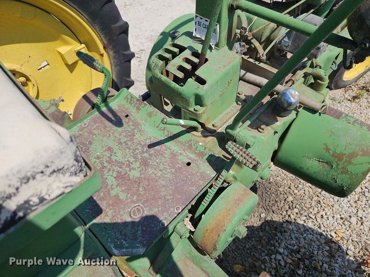 image for item LM9129 1950 John Deere B  tractor