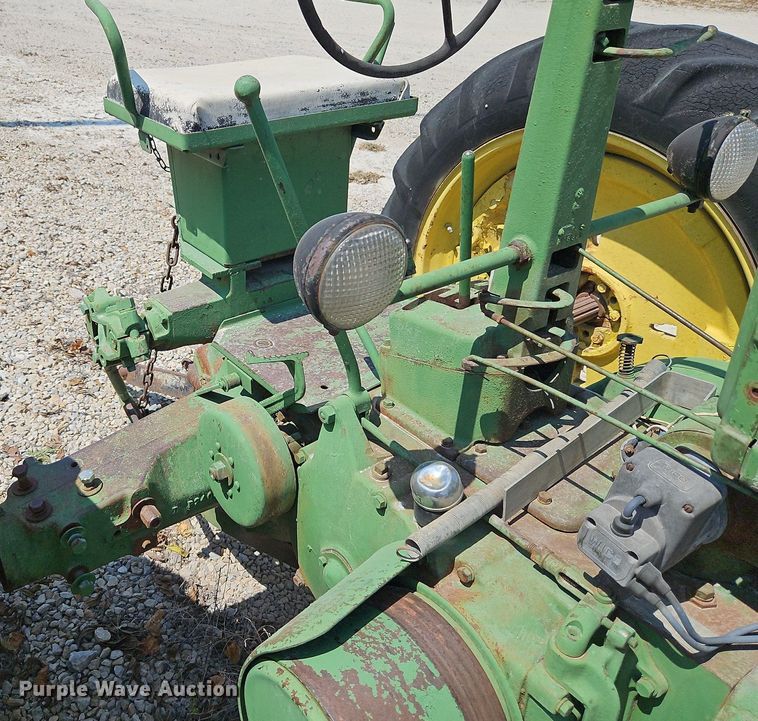 image for item LM9129 1950 John Deere B  tractor