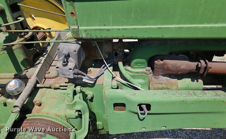 image for item LM9129 1950 John Deere B  tractor