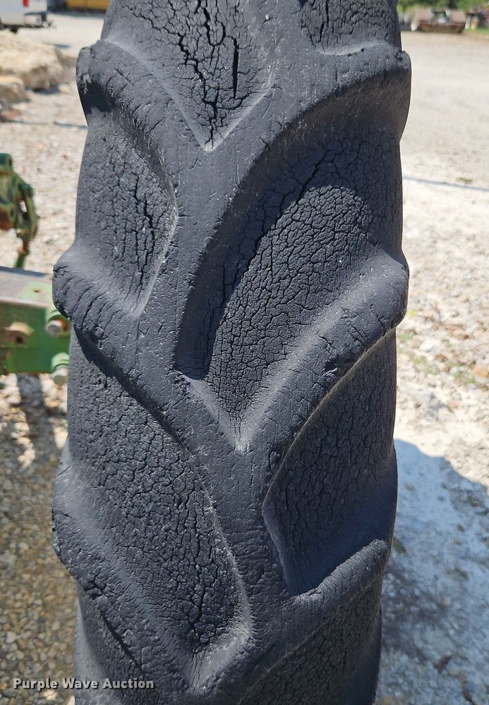 image for item LM9129 1950 John Deere B  tractor