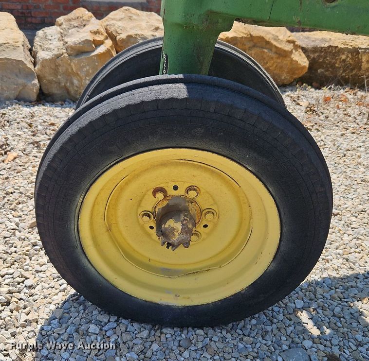 image for item LM9129 1950 John Deere B  tractor