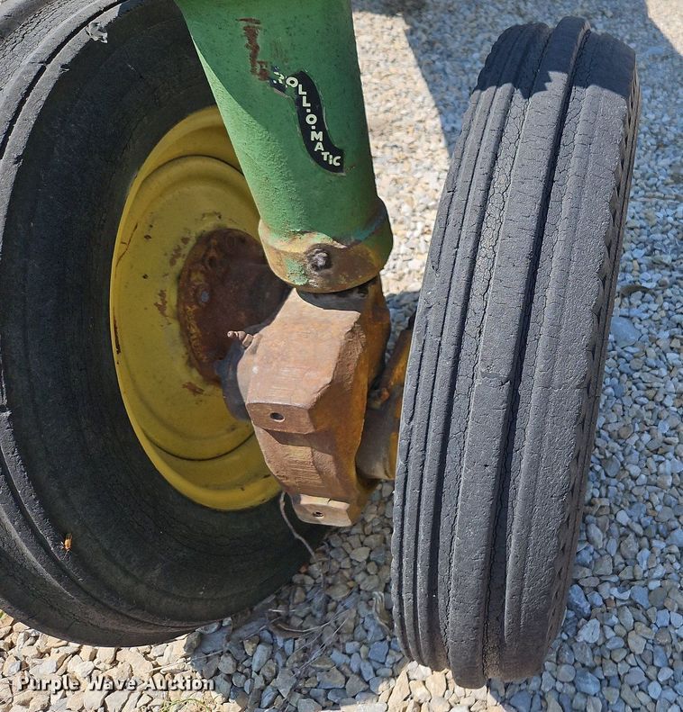 image for item LM9129 1950 John Deere B  tractor