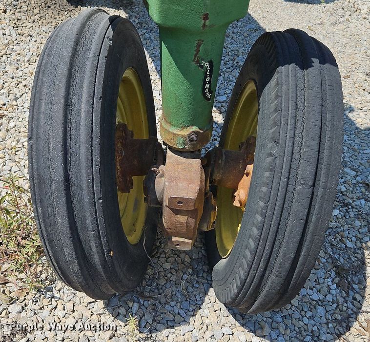 image for item LM9129 1950 John Deere B  tractor