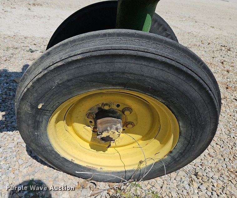 image for item LM9129 1950 John Deere B  tractor