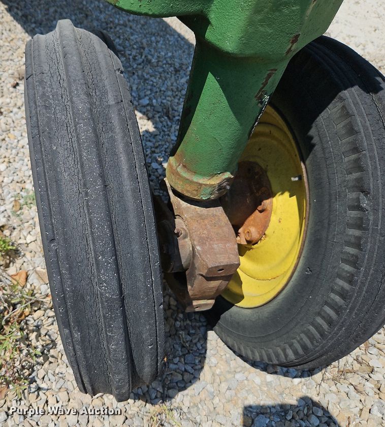 image for item LM9129 1950 John Deere B  tractor