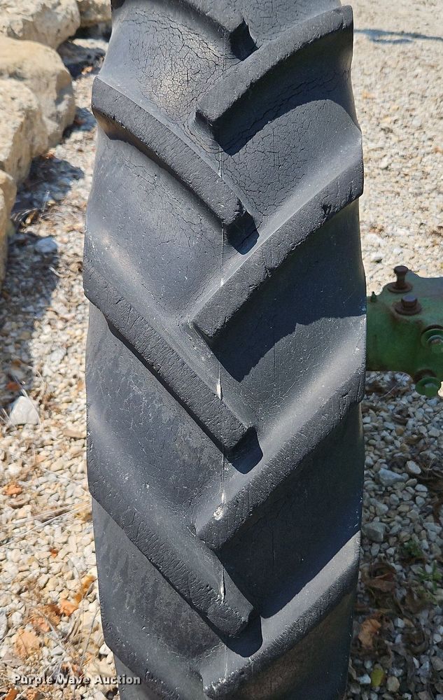 image for item LM9129 1950 John Deere B  tractor