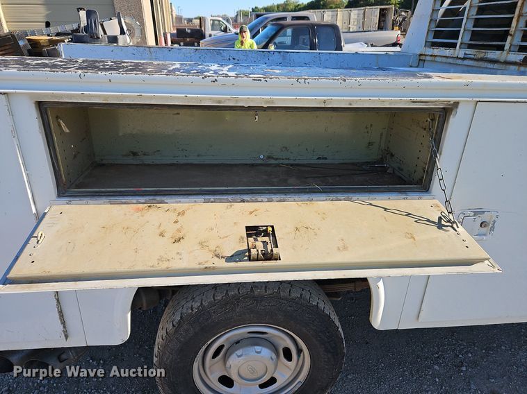 image for item LM9131 2009 Ford F350 Super Duty XL  SuperCab utility bed pickup truck