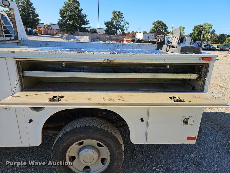 image for item LM9131 2009 Ford F350 Super Duty XL  SuperCab utility bed pickup truck