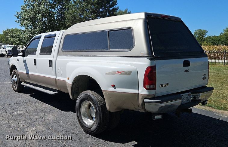 image for item LM9132 1999 Ford F350 Super Duty Lariat  Crew Cab pickup truck