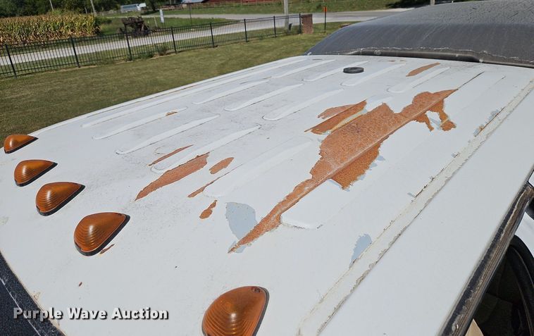 image for item LM9132 1999 Ford F350 Super Duty Lariat  Crew Cab pickup truck