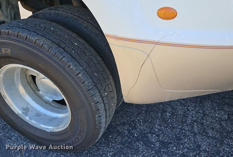 image for item LM9132 1999 Ford F350 Super Duty Lariat  Crew Cab pickup truck